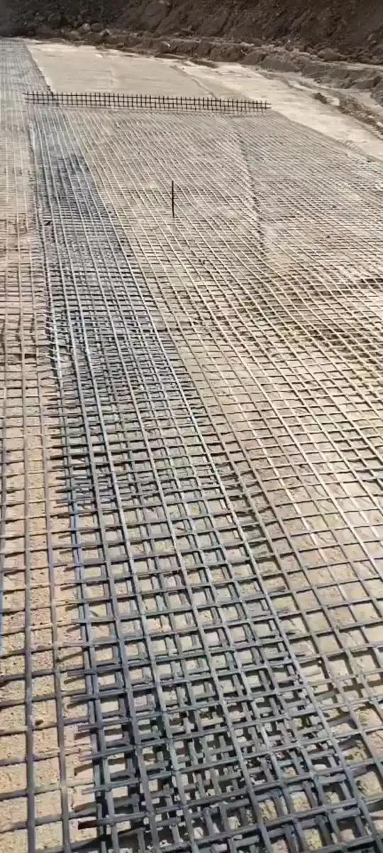 鋼塑土工格柵的高強度和低延伸率使其能夠有效加固軟土地基,提高地基